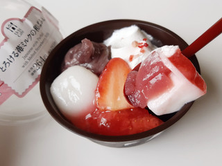 「ローソン とろける苺ミルクの和ぱふぇ」のクチコミ画像 by MAA しばらく不在さん