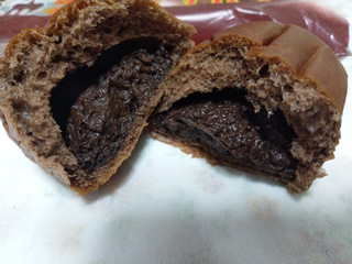 「ヤマザキ 薄皮 ほろにがチョコクリームパン 袋5個」のクチコミ画像 by タヌキとキツネさん