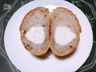 「ローソン マチノパン もち麦とくるみのチーズクリームパン 2個入」のクチコミ画像 by なしなしなしなしさん