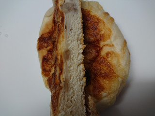 「ファミリーマート ファミマ・ベーカリー 平焼きクルミチーズパン」のクチコミ画像 by レビュアーさん