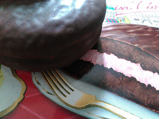 「ロッテ 世界を旅するチョコパイ 苺とショコラで仕立てたフレジェ 箱6個」のクチコミ画像 by 御割湖さん