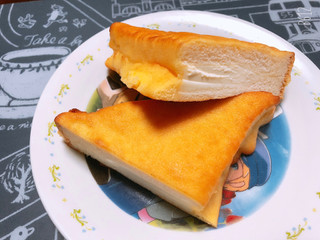 「ローソン 三角チーズクリームパン」のクチコミ画像 by なしなしなしなしさん