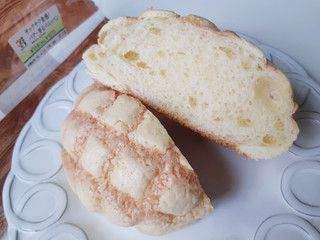「セブン-イレブン サックサク食感！バター香るメロンパン」のクチコミ画像 by MAA しばらく不在さん
