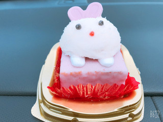 「セブン-イレブン ふわふわうさぎ ストロベリーケーキ」のクチコミ画像 by なしなしなしなしさん