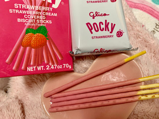 「江崎グリコ Pocky ストロベリークリーム 箱70g」のクチコミ画像 by SweetSilさん