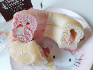 「ファミリーマート ファミマ・ベーカリー いちごとミルクのリングパン」のクチコミ画像 by MAA しばらく不在さん