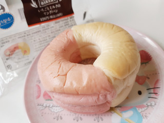 「ファミリーマート ファミマ・ベーカリー いちごとミルクのリングパン」のクチコミ画像 by MAA しばらく不在さん