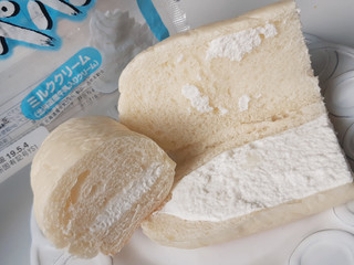 「ヤマザキ 白いコッペパンミルククリーム 北海道産牛乳入りクリーム 袋1個」のクチコミ画像 by MAA しばらく不在さん