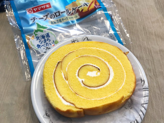 「ヤマザキ チーズのロールケーキ 北海道産チーズ入りクリーム 袋1個」のクチコミ画像 by やにゃさん