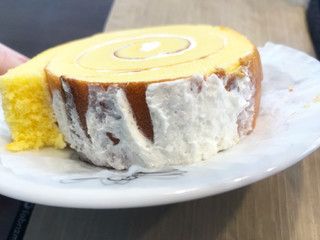「ヤマザキ チーズのロールケーキ 北海道産チーズ入りクリーム 袋1個」のクチコミ画像 by やにゃさん