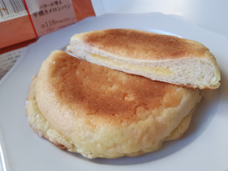 「ミニストップ MINISTOP CAFE バターが香る平焼きメロンパン」のクチコミ画像 by MAA しばらく不在さん