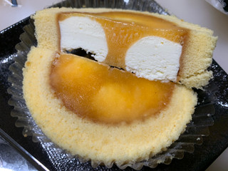 「ローソン Uchi Cafe’ SWEETS×PABLO チーズロールケーキ」のクチコミ画像 by SweetSilさん