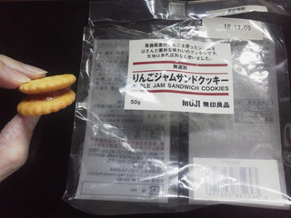 「無印良品 無選別 りんごジャムサンドクッキー 袋50g」のクチコミ画像 by Jiru Jintaさん