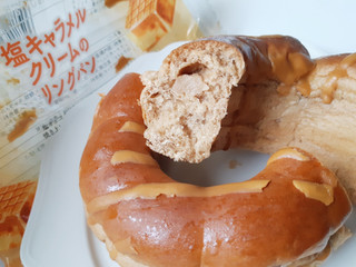 「ヤマザキ 塩キャラメルクリームのリングパン 袋1個」のクチコミ画像 by MAA しばらく不在さん