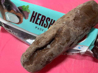 「モンテール 小さな洋菓子店 HERSHEY’S チョコミントエクレア 袋1個」のクチコミ画像 by SweetSilさん