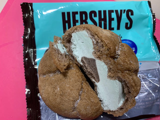 「モンテール 小さな洋菓子店 HERSHEY’S チョコミントシュークリーム 袋1個」のクチコミ画像 by SweetSilさん
