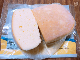 「トップバリュ ベストプライス しっとり食感 北海道チーズ蒸しケーキ 袋1個」のクチコミ画像 by なしなしなしなしさん