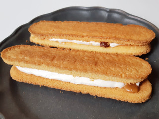 「ファミリーマート 香ばしいクッキーのクリームサンド キャラメル」のクチコミ画像 by MAA しばらく不在さん