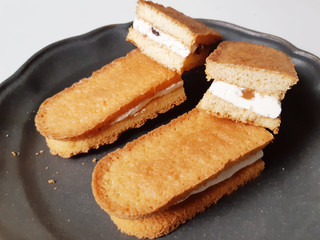 「ファミリーマート 香ばしいクッキーのクリームサンド レーズン」のクチコミ画像 by MAA しばらく不在さん