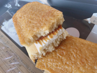 「ファミリーマート 香ばしいクッキーのクリームサンド キャラメル」のクチコミ画像 by gggさん
