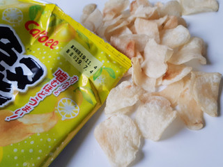 「カルビー 堅あげポテト ゆず塩レモン味 袋60g」のクチコミ画像 by MAA しばらく不在さん