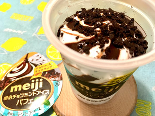 「明治 チョコミントアイスパフェ カップ185ml」のクチコミ画像 by まるピメ子さん