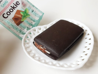 「カルディ オリジナル チョコミントサンドクッキー 袋1個」のクチコミ画像 by MAA しばらく不在さん