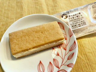 「ニューデイズ EKI na CAFE チーズケーキクッキーサンド」のクチコミ画像 by やにゃさん