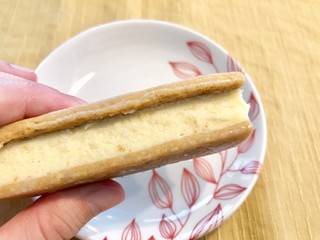 「ニューデイズ EKI na CAFE チーズケーキクッキーサンド」のクチコミ画像 by やにゃさん