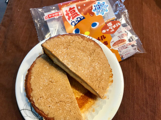 「ヤマザキ 塩キャラメルクッキーケーキ キャラメルコーンのペースト使用 袋1個」のクチコミ画像 by やにゃさん