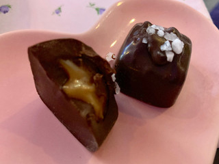 「Trader joe’s Dark chocolate Sea salt caramels 4個」のクチコミ画像 by SweetSilさん