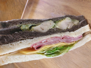 「スターバックス ハムチーズ＆バジルチキンサンドイッチ」のクチコミ画像 by gggさん