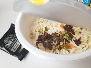 「日清食品 日清のどん兵衛 汁なし黒カレーうどん カップ100g」のクチコミ画像 by MAA しばらく不在さん