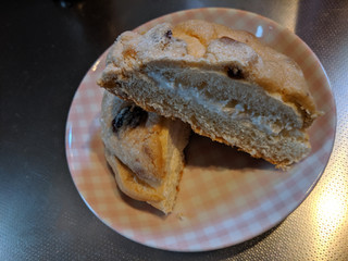 「第一パン メープルメロンパン りんごとぶどう入り 袋1個」のクチコミ画像 by banさん