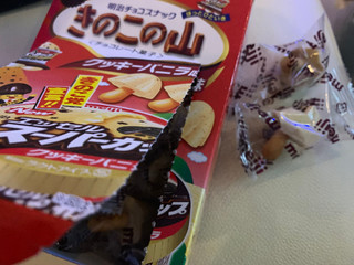 「明治 大粒きのこの山 エッセル スーパーカップクッキーバニラ 箱46g」のクチコミ画像 by SweetSilさん