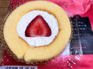 「ローソン Uchi Cafe’ SWEETS スプーンで食べるプレミアムロールケーキ いちごのせ 袋1個」のクチコミ画像 by なしなしなしなしさん