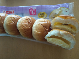 「ヤマザキ 薄皮 レーズンカスタードクリームパン 袋5個」のクチコミ画像 by タヌキとキツネさん