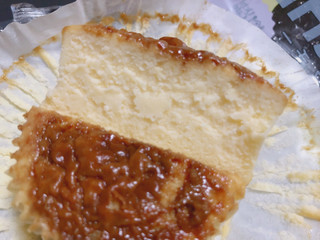 「ローソン Uchi Cafe’ SWEETS バスチー バスク風チーズケーキ 袋1個」のクチコミ画像 by gggさん