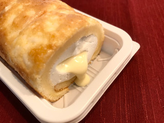 「ローソン 焼きチーズもち食感ロール のびーるチーズクリーム」のクチコミ画像 by やにゃさん
