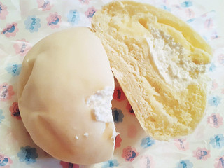 「デイリーヤマザキ デイリーホット 白いミルキークリームパン」のクチコミ画像 by MAA しばらく不在さん