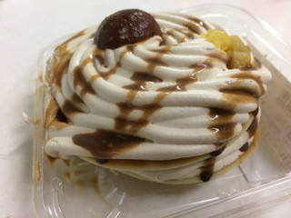 「ローソン Uchi Cafe’ SWEETS モンブランのクリームパンケーキ」のクチコミ画像 by SANAさん