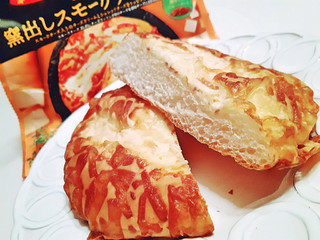 「第一パン 窯出しスモークチーズパン 袋1個」のクチコミ画像 by MAA しばらく不在さん