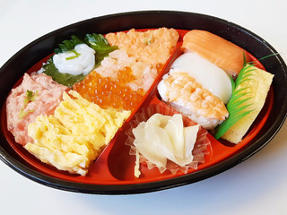 「いなげや 海鮮ちらしとにぎり寿司セット」のクチコミ画像 by MAA しばらく不在さん