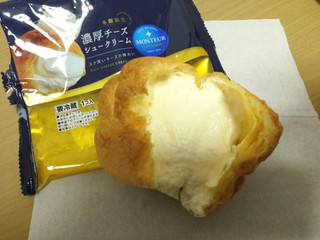 「モンテール 小さな洋菓子店 濃厚チーズシュークリーム 袋1個」のクチコミ画像 by タヌキとキツネさん