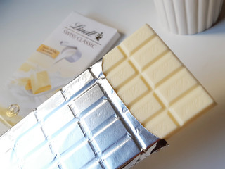 「リンツ スイスクラシック スイスホワイトチョコレート 100g」のクチコミ画像 by MAA しばらく不在さん