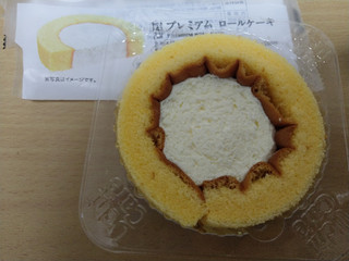 「ローソン Uchi Cafe’ SWEETS プレミアムロールケーキ」のクチコミ画像 by タヌキとキツネさん