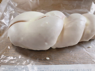 「タカキベーカリー 練乳とホワイトチョコのパン 袋1個」のクチコミ画像 by gggさん