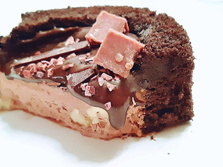 「ローソン Uchi Cafe’ SWEETS×GODIVA ショコラアイスクリームロールケーキ 57ml」のクチコミ画像 by MAA しばらく不在さん