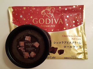 「ローソン Uchi Cafe’ SWEETS×GODIVA ショコラアイスクリームロールケーキ 57ml」のクチコミ画像 by MAA しばらく不在さん