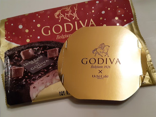 「ローソン Uchi Cafe’ SWEETS×GODIVA ショコラアイスクリームロールケーキ 57ml」のクチコミ画像 by MAA しばらく不在さん